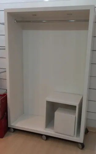 Expositor de camisas e prateleiras se quiser tem rodinhas
