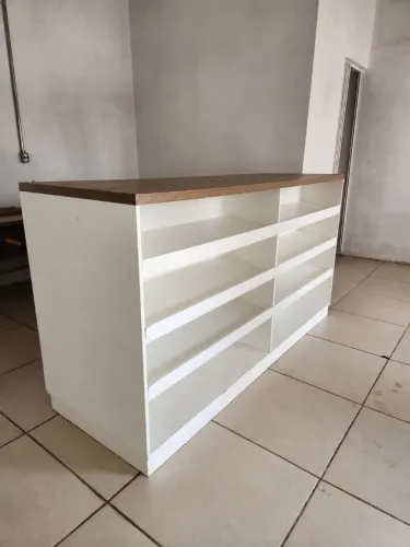 Balcão com caixa e armário