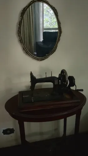 Mesa de apoio com espelho