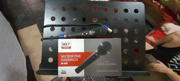 Kit De Pedestal de ferro novo + 1 microfone  MKT profissional dinâmico, tudo novo.