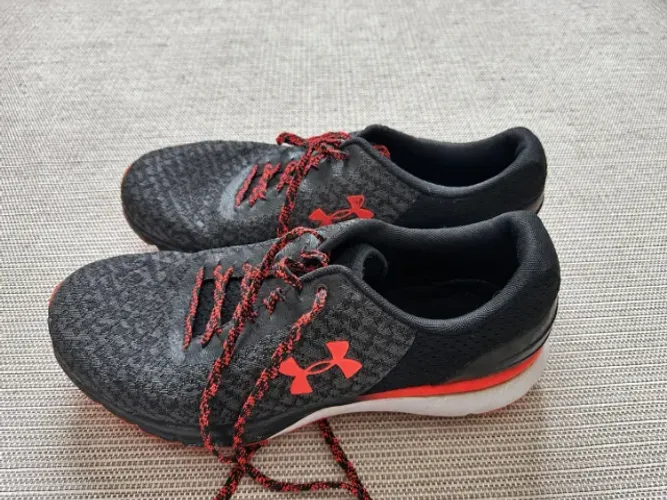 Tênis Under Armour nº 41 preto e vermelho - Corrida