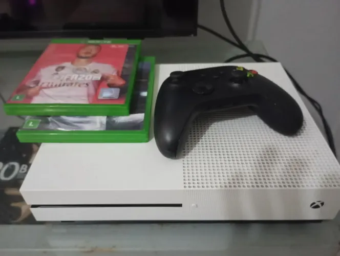 Xbox one s (1 tera) + fifa 18, 19 e 20