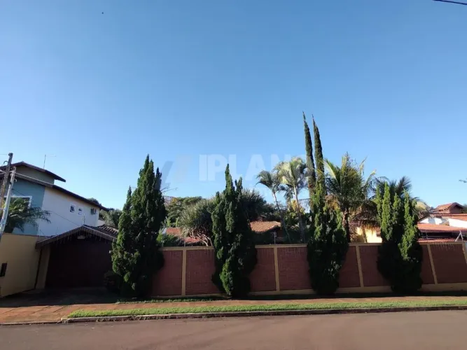 CASA À VENDA, NO Pque. SANTA MARTA, COM LINDO JARDIM, TELHADO TOTALMENTE TROCADO, EM LUGAR