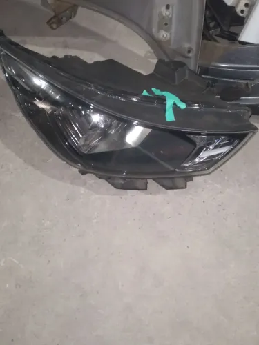 Farol Hyundai hb20 mascara negra Ld Direito  peça original?
