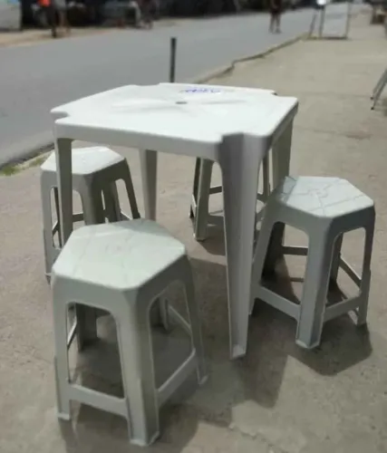 Conjunto Mesa + Bancos de plástico (Pronta entrega)