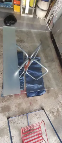 Mesa de vidro com pé de metal e madeira