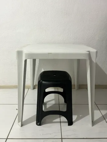 Mesa e banco de plástico