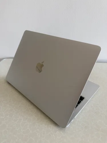 MacBook Air 2020 Intel i5 8GB 256GB 13? Sem detalhes
