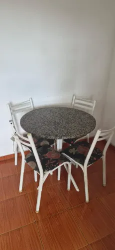Mesa de jantar redonda de granito com 4 cadeiras