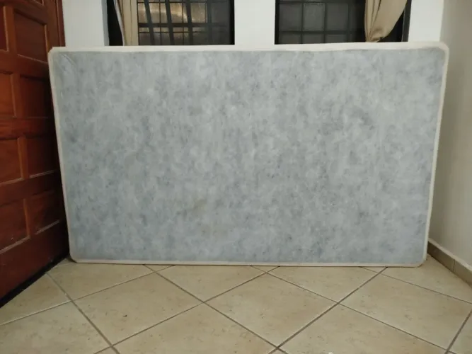 Cama Box Viúva (120x203). Colchão de brinde.<br>Colchão de brinde.