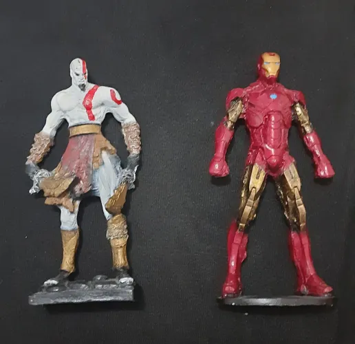 2 estátuas, bonecos ( action figures) Kratos (God of war) Iron man
