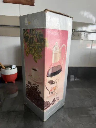 Garrafa de café em vidro e metal