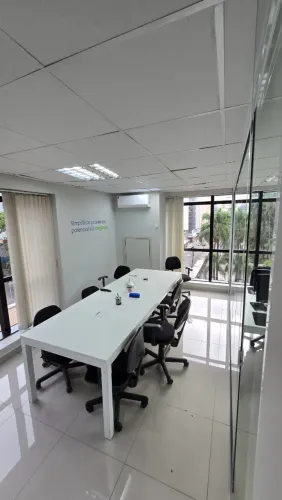 Mesa de reunião espaçosa