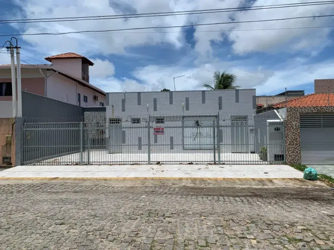 CASA EM PONTA NEGRA COM 6 FLATS