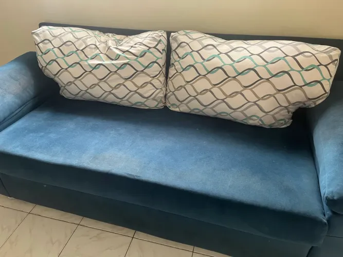 Sofá azul três lugares 