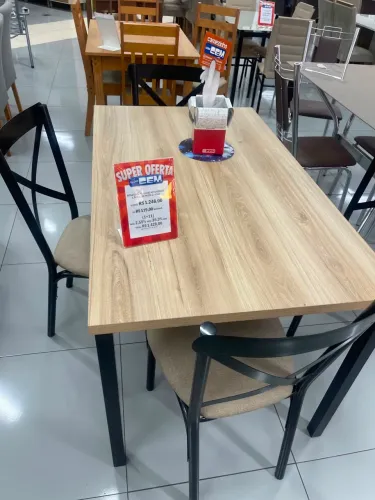 Mesa com 4 cadeiras 