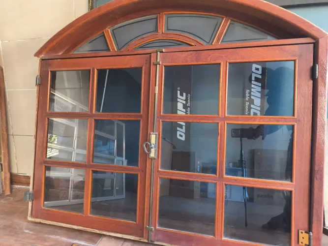 Janela de madeira 2 folhas com vidro e ventana