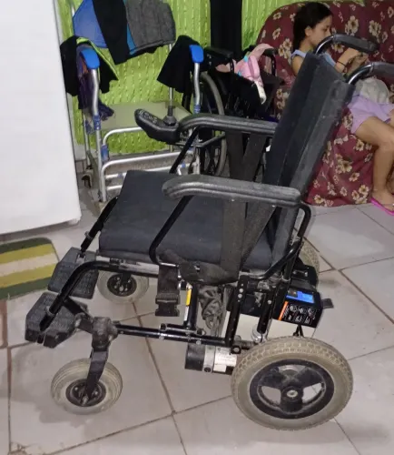 Cadeira motorizada problema na bateria mas eu faço qualquer negócio