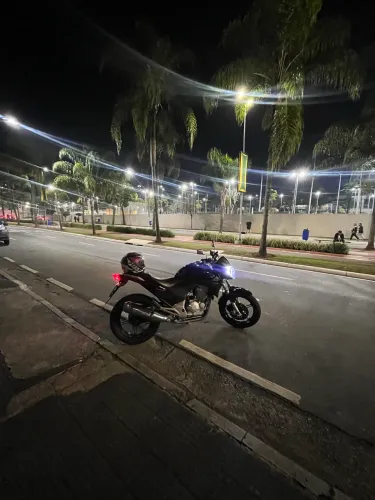 Moto de garagem pouco usada .