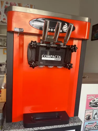 Vendo máquina de sorvete 9 meses de uso sem detalhes