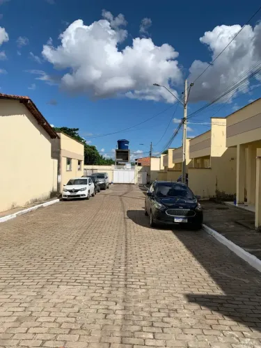 EXCELENTE CASA EM RESIDENCIAL FECHADO