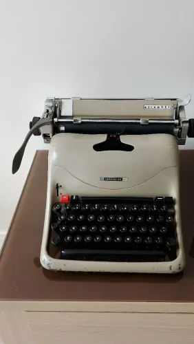 Máquina de escrever italiana Olivetti Lexikon 80