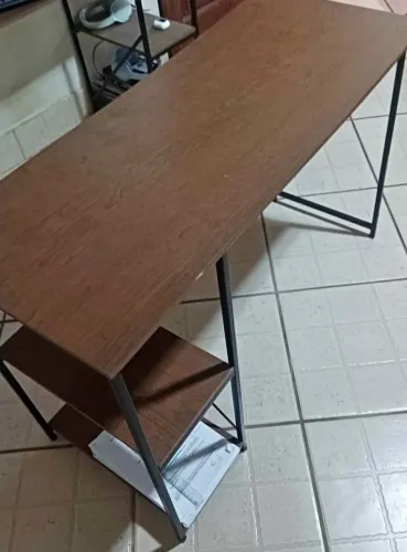 Escrivaninha semi nova fácil de transportar 