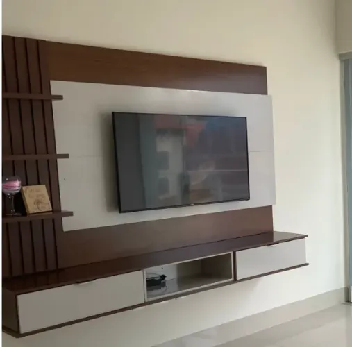 Painel para TV com rack suspenso + prateleiras (madeira e branco)