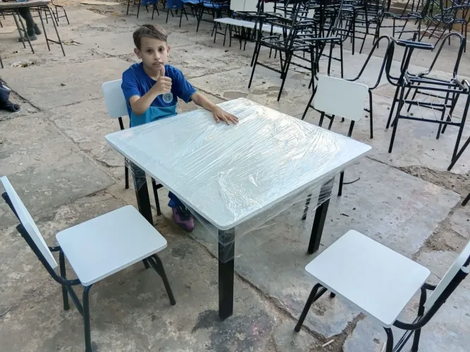 Conjunto infantil com uma mesa e quatro cadeiras