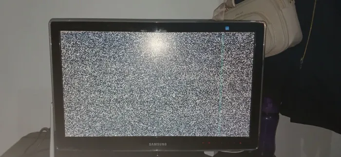 VENDE- SE DUAS TELEVISÕES  MODELOS : SAMSUNG + BUSTER  VALOR 400 REIAS