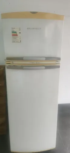 Geladeira Consul + TV LCD 32? + Mesa c/ 4 cadeiras