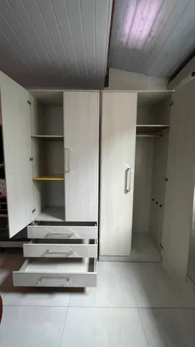 Desapego, Roupeiro, mesa e pia de banheiro