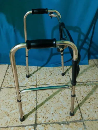 Andador para idosos alumínio.
