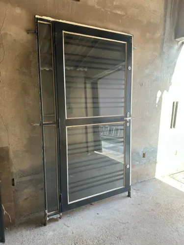 Porta de ferro preta com vidro - 2,21 x 1,18 m