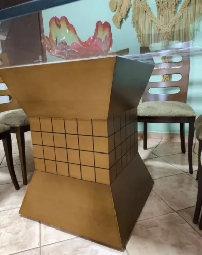 Mesa e cadeiras