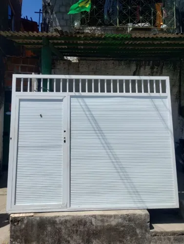 Portão de alumínio com social branco 2.55 x 2.10