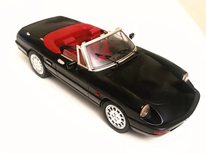 Miniatura Alfa Romeo Spider conversível, escala 1:18, fabricada pela Jouef Evolution