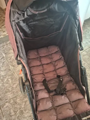 Carrinho de bebê com pouco uso