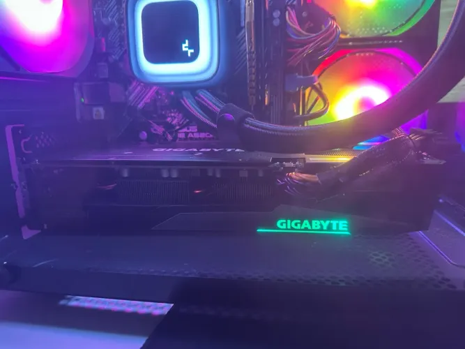VENDO TROCO RX 7600 8gb GIGABYTE triple fan