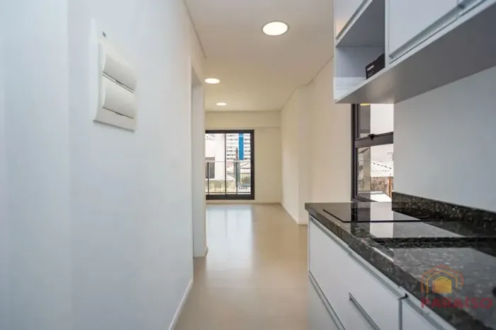Studio mobiliado com sacada e vaga no Centro de Curitiba