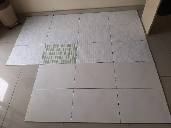 Lote com 18 peças de revestimento em porcelanato da marca Porto Ferreira acabamento polido