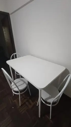 Mesa de Cozinha Branca com 4 Cadeiras - Ótimo Estado!
