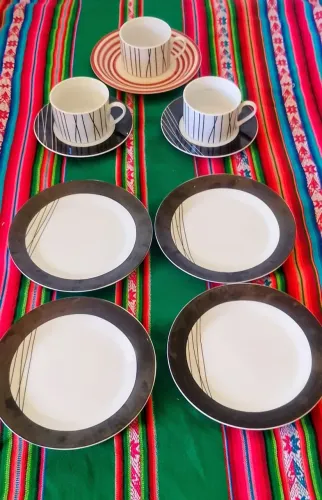 4 pirex 3 xícaras e três pires de porcelana, um pires desfalcando o conjunto.