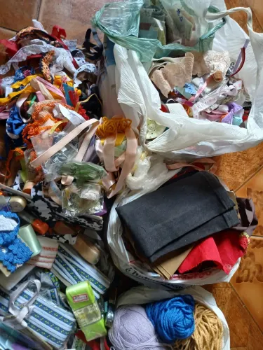 Vendendo esse lote de rendas, fitilhos e retalhos .