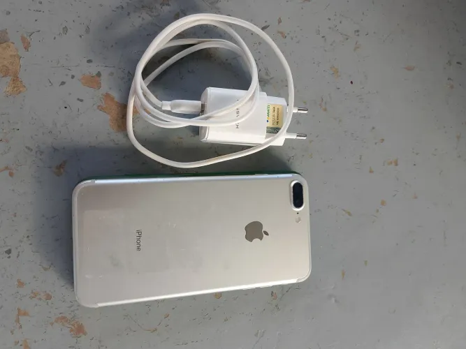 Vendo iPhone 07 plus, com carregador.