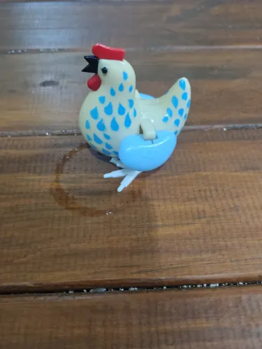 Galinha maggi anos 80. Funcionando perfeitamente, com três ovos. 1 azul 2 brancos.
