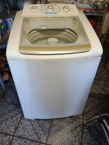Máquina de lavar rupas Electrolux usada em boas condições