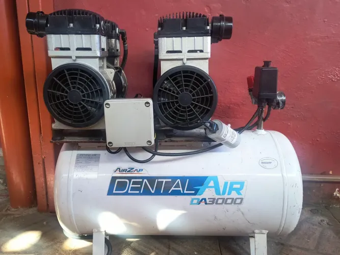 VENDO COMPRESSOR ODONTOLÓGICO DENTALAIR DA3000 - 50 LITROS - 4 CABEÇOTES