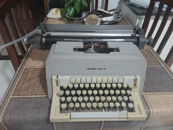 Maquina de escrever olivetti 98