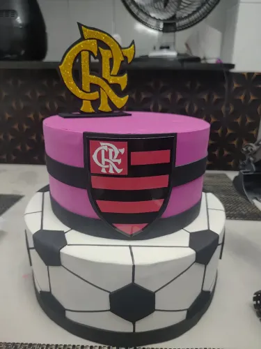 Bolo fake do Flamengo para meninas na cor rosa.